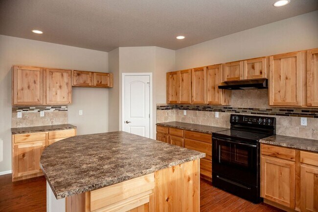 Foto del edificio - Stunning 4-Bedroom Home in Sought-After Raindance Community