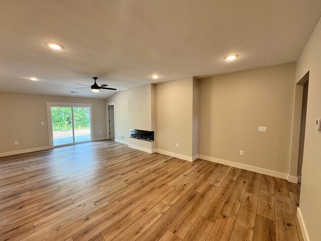 Foto del edificio - BRAND NEW 3-bedroom Duplex in Irvine Acres!