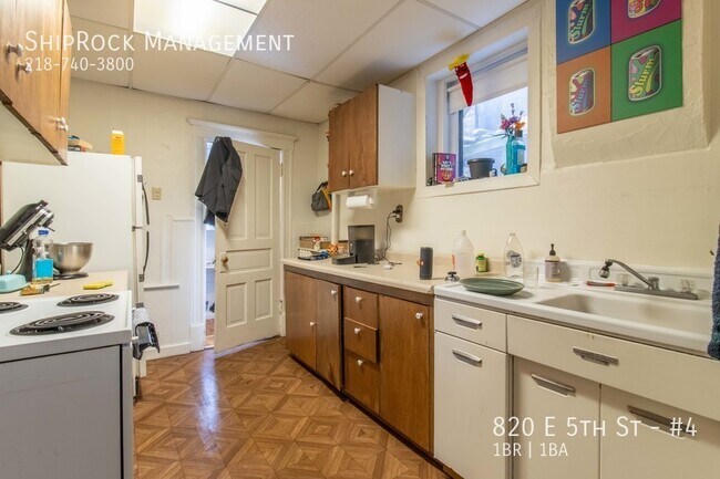 Foto del edificio - 820 E 5th St