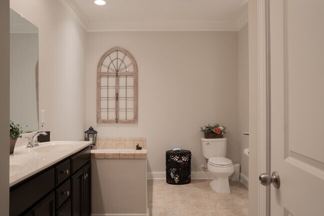 Foto del edificio - Walkertown- 3 bedroom, 3 bath town home