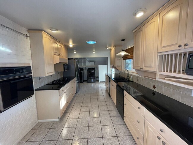 Foto del edificio - Renovated 5 Bedroom House in Puyallup!