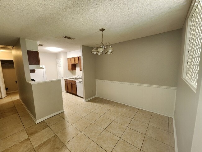 Building Photo - 8180 Stonebrook Dr