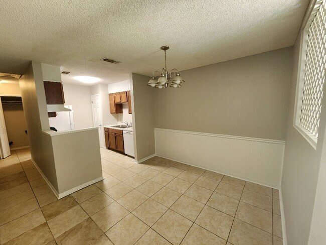 Foto del edificio - 8180 Stonebrook Dr