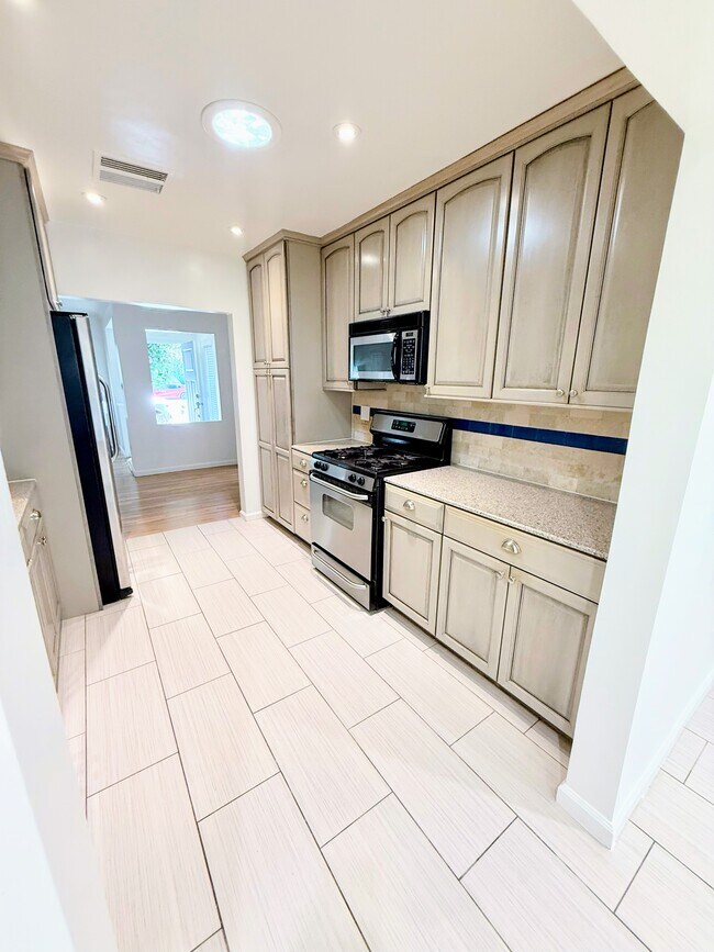 Foto del edificio - 17429 Burbank Blvd