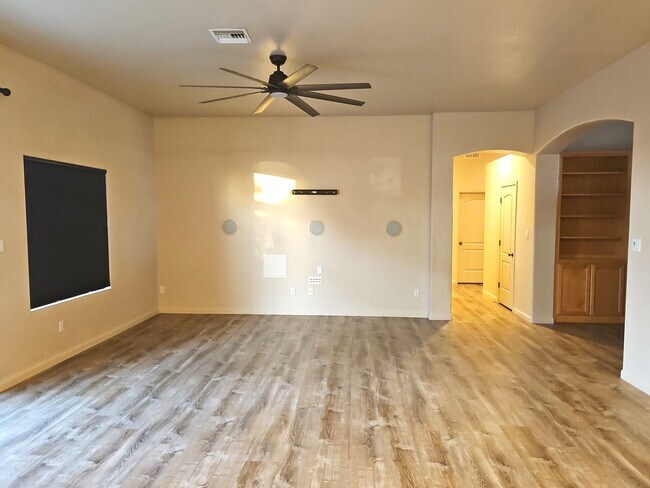 Building Photo - 4 bedroom for lease in Picacho subdivision