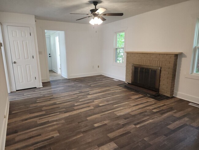 Building Photo - 3 bed 1 bath Ranch