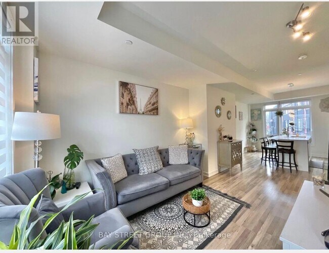 Photo du bâtiment - 370 G-370 Red Maple Rd