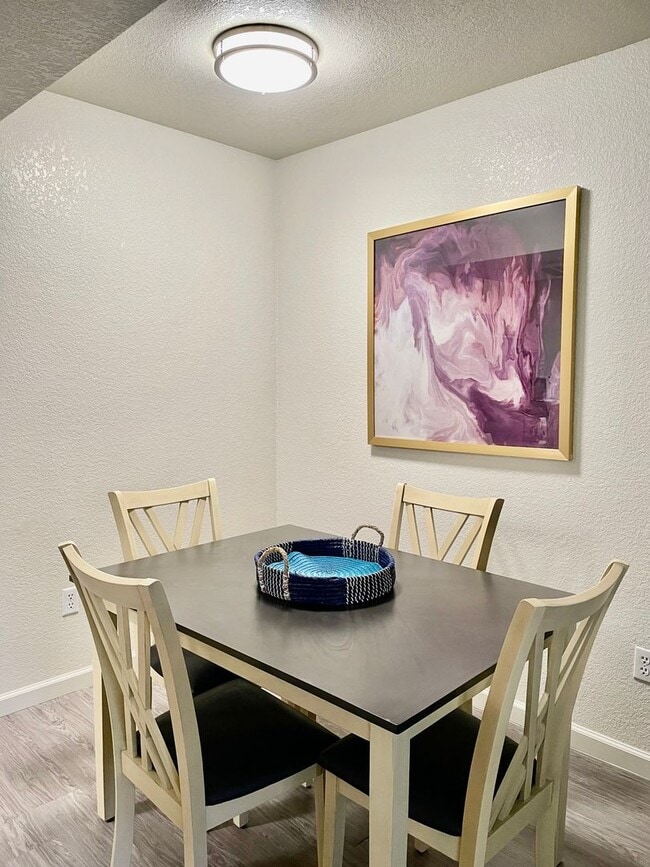 Foto del edificio - Apartment is furnished