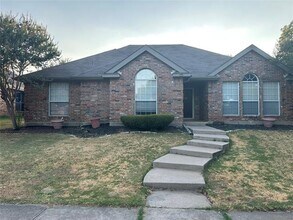 Building Photo - 806 Boxwood Dr
