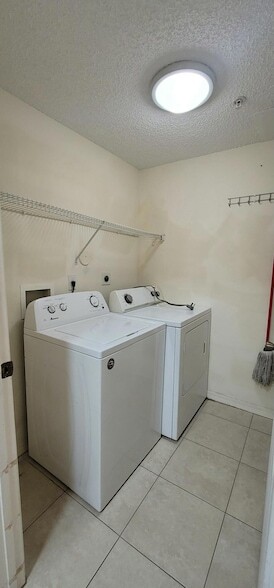 Building Photo - 5032 Lantana Rd