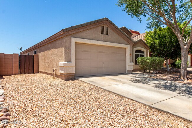Building Photo - 1020 S Esmeralda