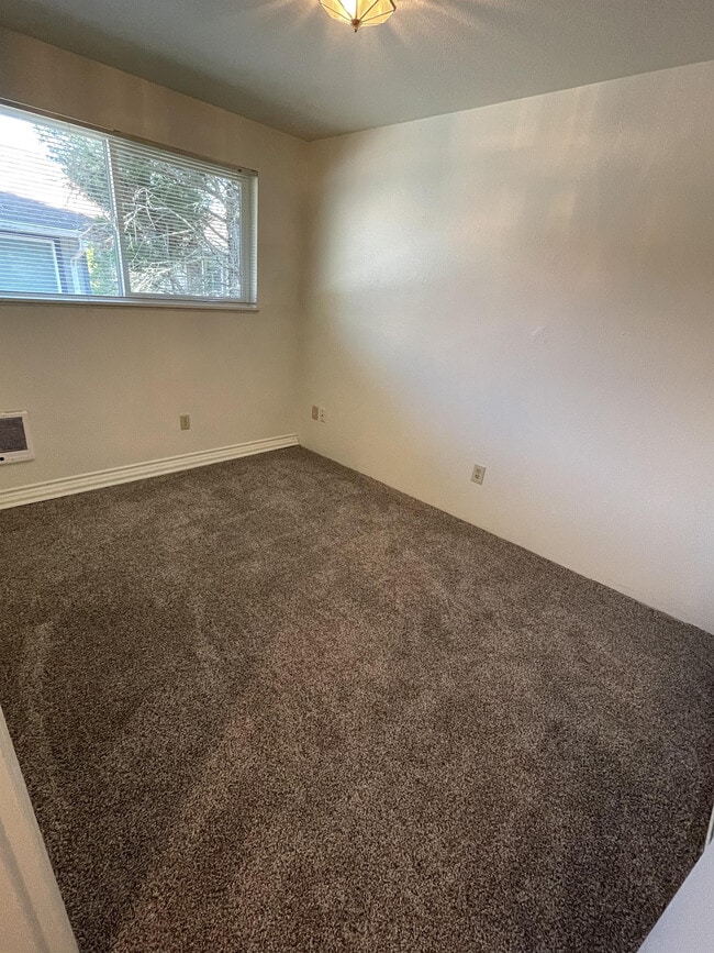 Building Photo - 130 NE Conifer Blvd