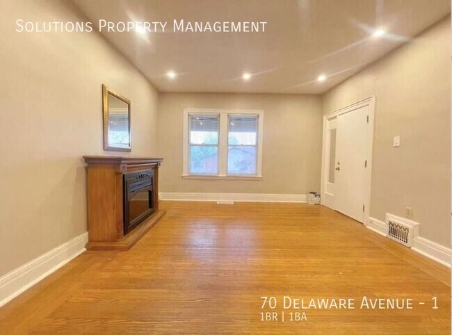 Building Photo - **Beautiful & Bright Updated 1 Bedroom Mai...