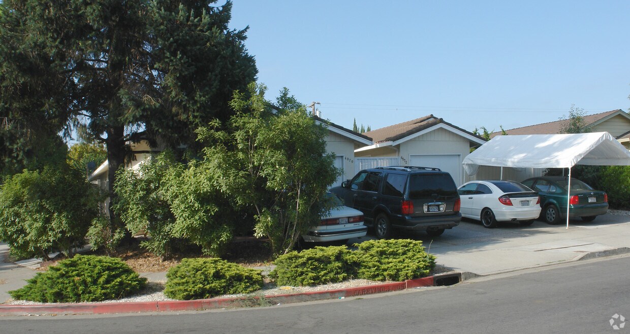 Foto del edificio - 4070-4072 Barrymore Dr