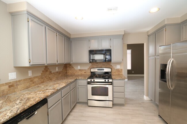 Foto del edificio - Beautiful 2 Story Home With Pool!!!