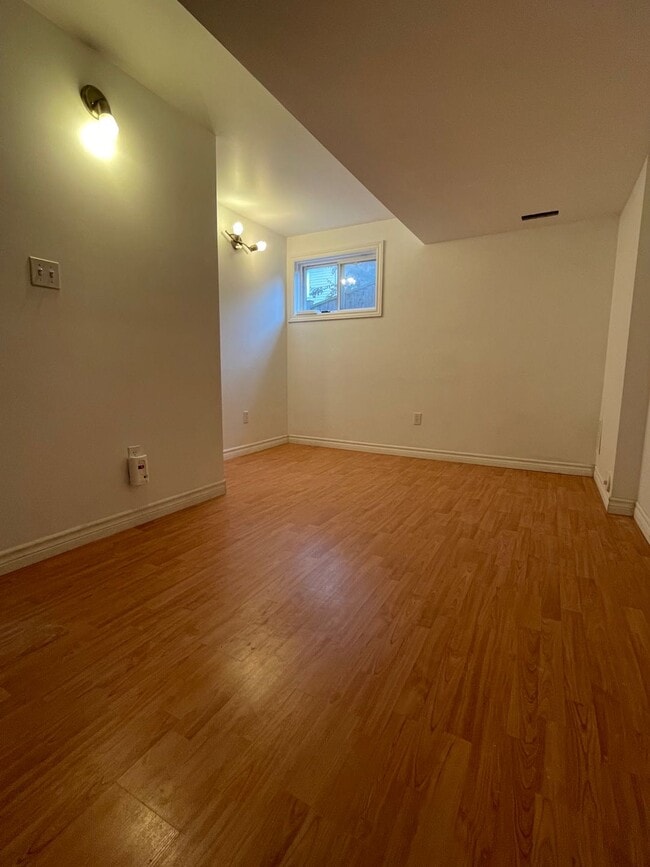 Photo du bâtiment - 169 Clair Rd W