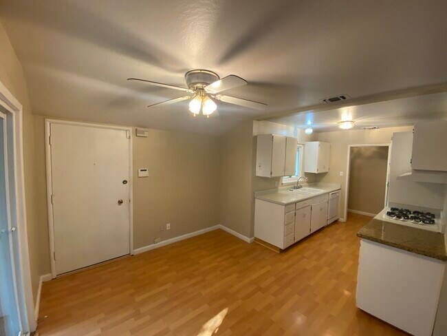 Building Photo - Beautiful 3 bed 2 bath home
