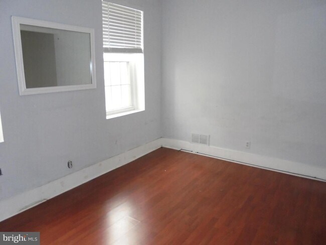 Building Photo - 532 S 4th St