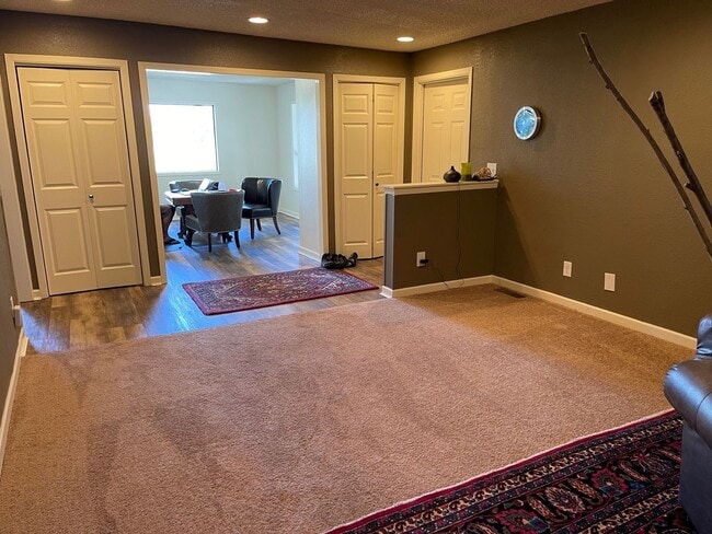Building Photo - 3 bedroom 1.5 bathroom