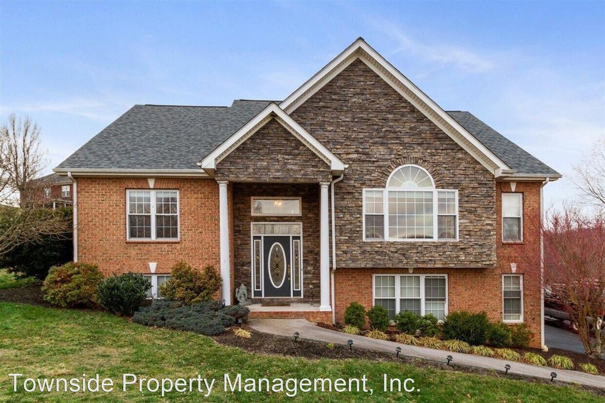 Foto principal - 4 br, 3.5 bath House - 6989 Pinehurst Drive