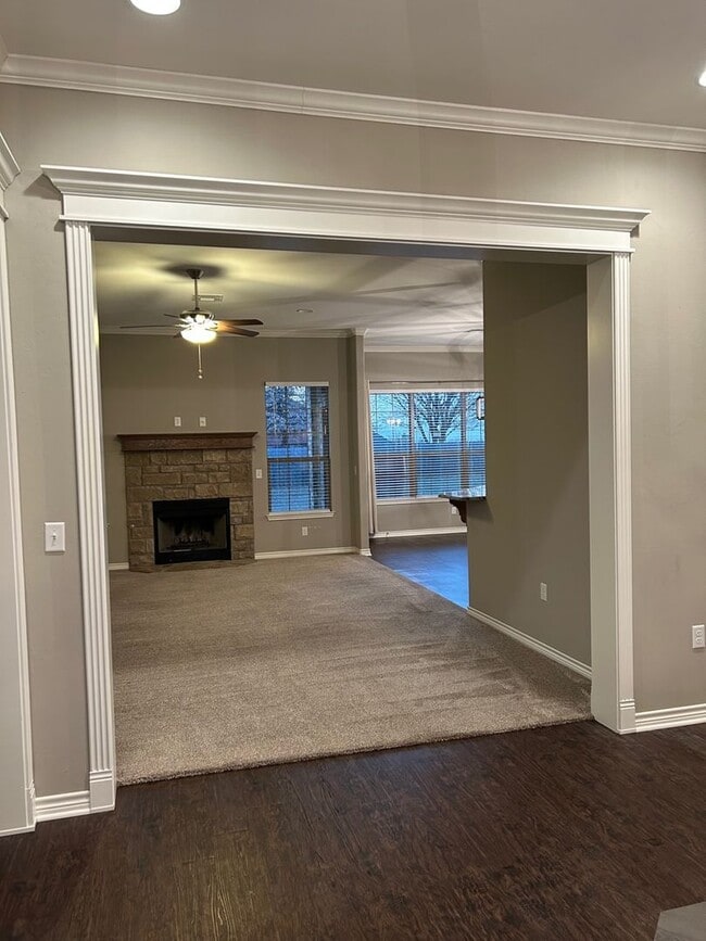 Building Photo - 4-bedroom with Mountain Views Available NOW!