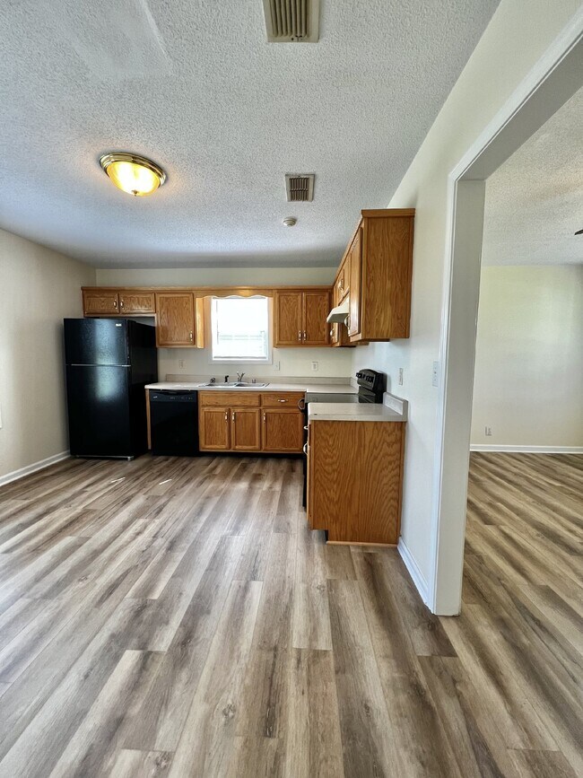 Foto del edificio - "Charming 2-Bedroom Retreat with 912 Sq Ft of Cozy Living in Oak Grove!"
