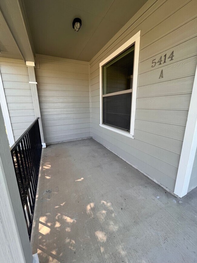 Foto del edificio - 4Bed/2Bath House w/ detached 2 car garage