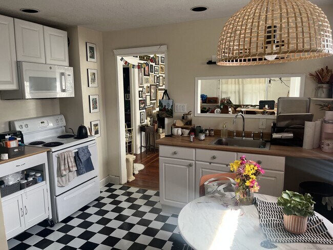 Building Photo - 44 Carlson St