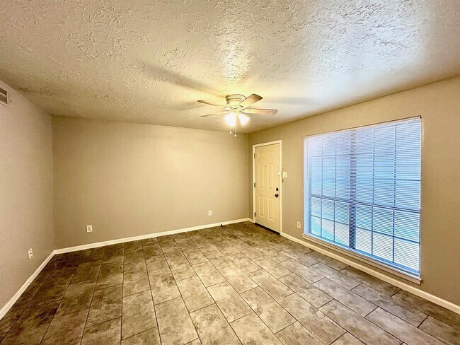 Building Photo - 3318 N MacGregor Way