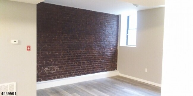 Building Photo - 293 Hawthorne Ave