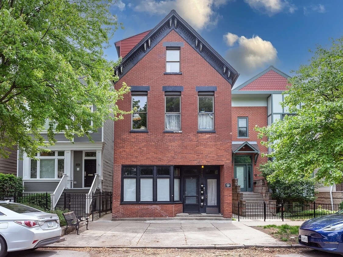 Primary Photo - 1247 W Wellington Ave