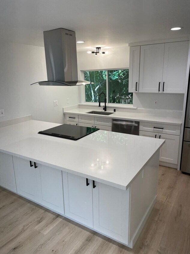 Foto principal - 4 Bed 2.5 bath Tam o'Shanter remodeled ram...
