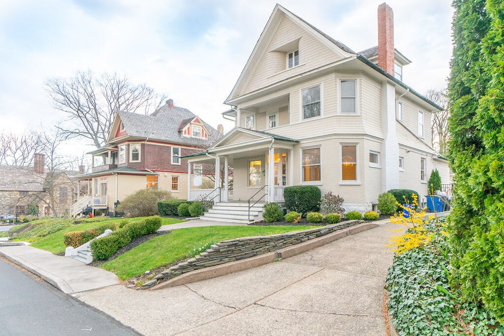 Primary Photo - 221 E Burke St