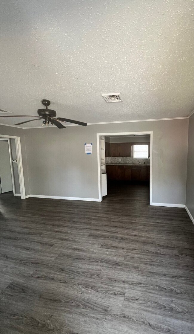 Building Photo - 3200 Daffodil Dr