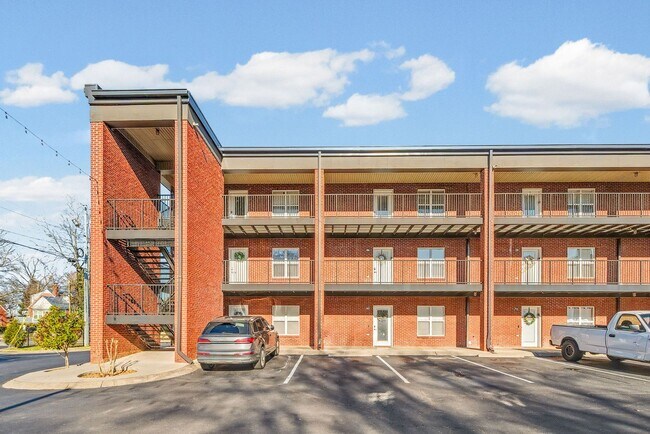 Building Photo - Beautiful 2 Bedroom Condo For Rent Near APSU!