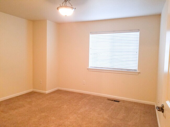 Foto del edificio - Clean 2 Bedroom. 2 bath apartment