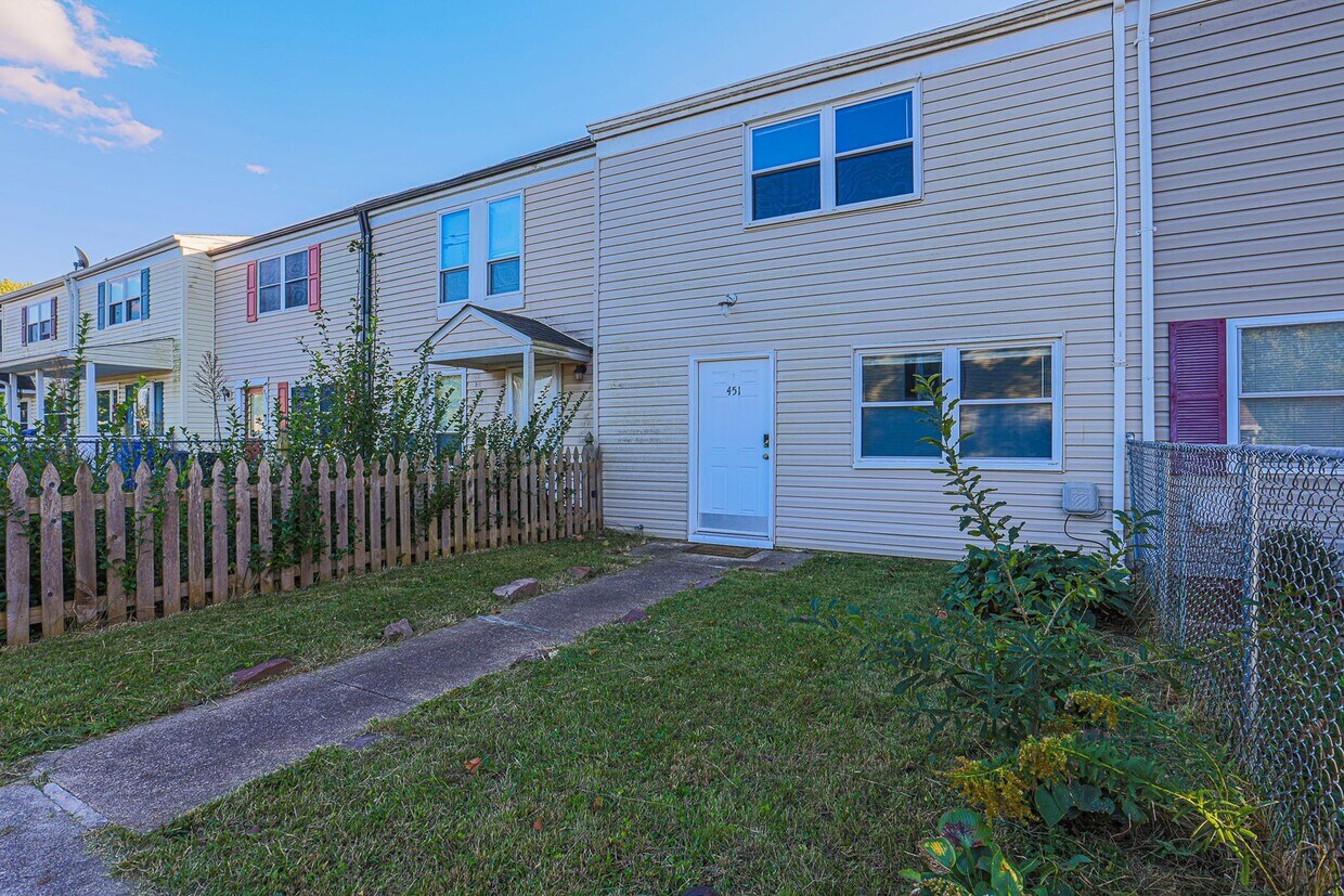 Primary Photo - Beautiful 3 Bedroom 1.5 bath Move-In Ready!