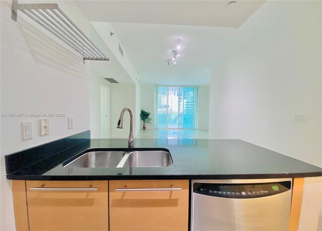 Building Photo - 950 Brickell Bay Dr