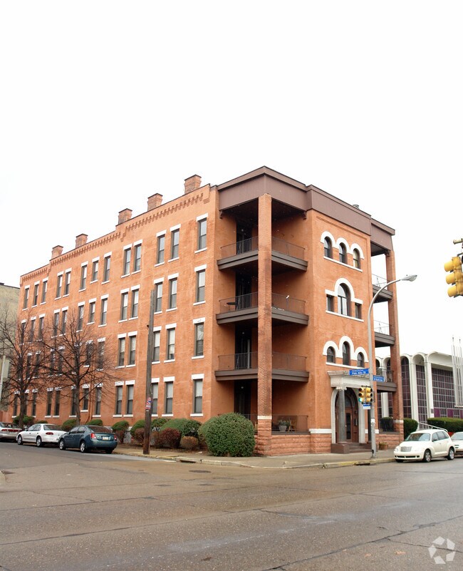 Building Photo - 316-318 W North Ave