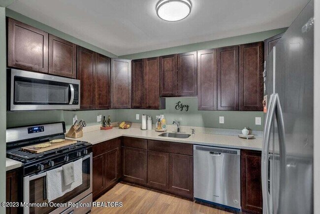 Building Photo - 31 Forest Ave