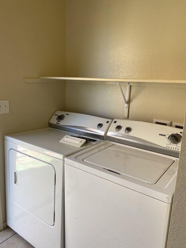 Washer Dryer corner - 8495 Roseway Dr