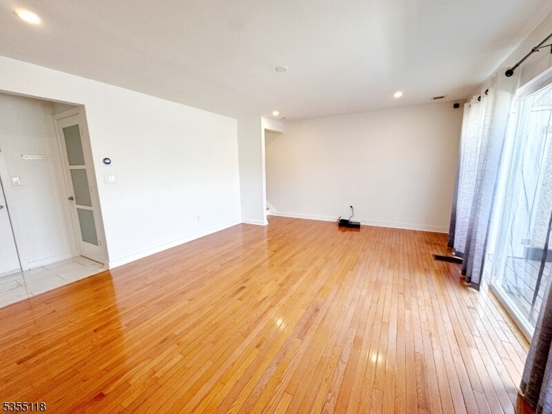 Foto principal - 466 Pompton Ave
