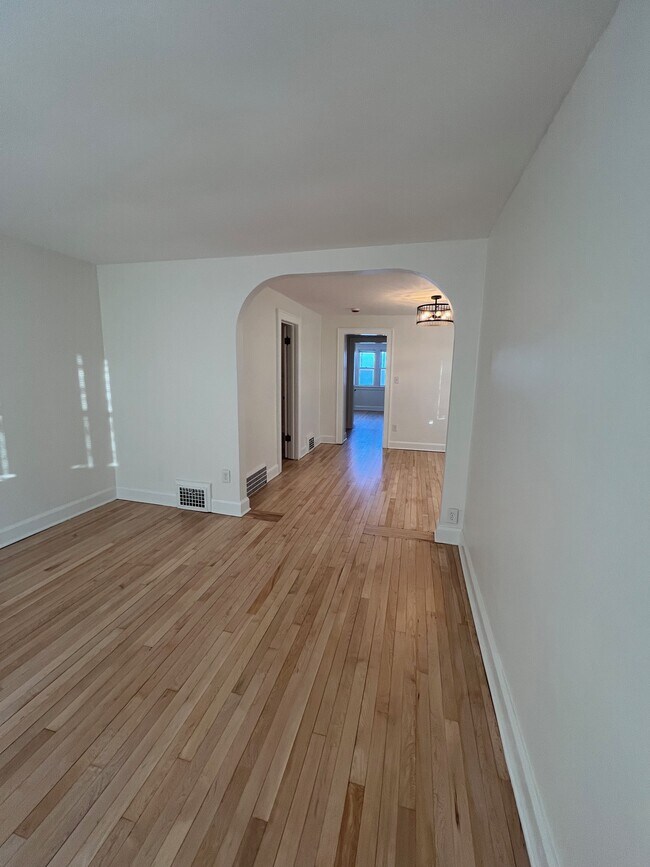 Sala de estar, en la puerta del armario. - 2706 E Morgan Ave