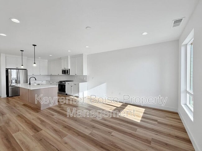 Building Photo - 335 E Lombard Ln