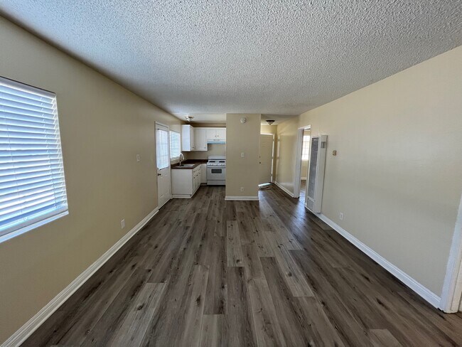 Foto del edificio - 7819 Walpole Ave