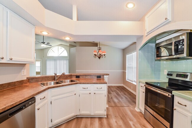 Building Photo - 578 Lancer Oak Dr