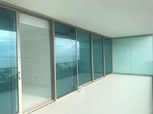 Foto del edificio - 10203 Collins Ave