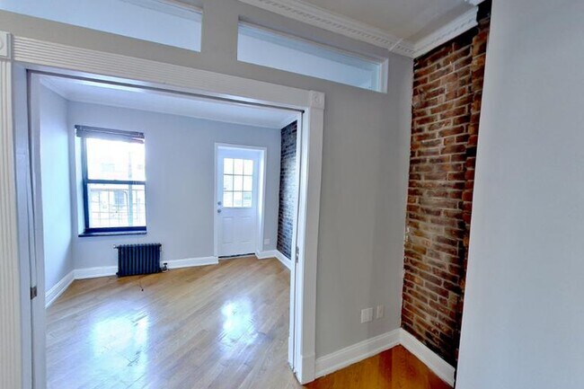 Foto del edificio - 279 E 10th St