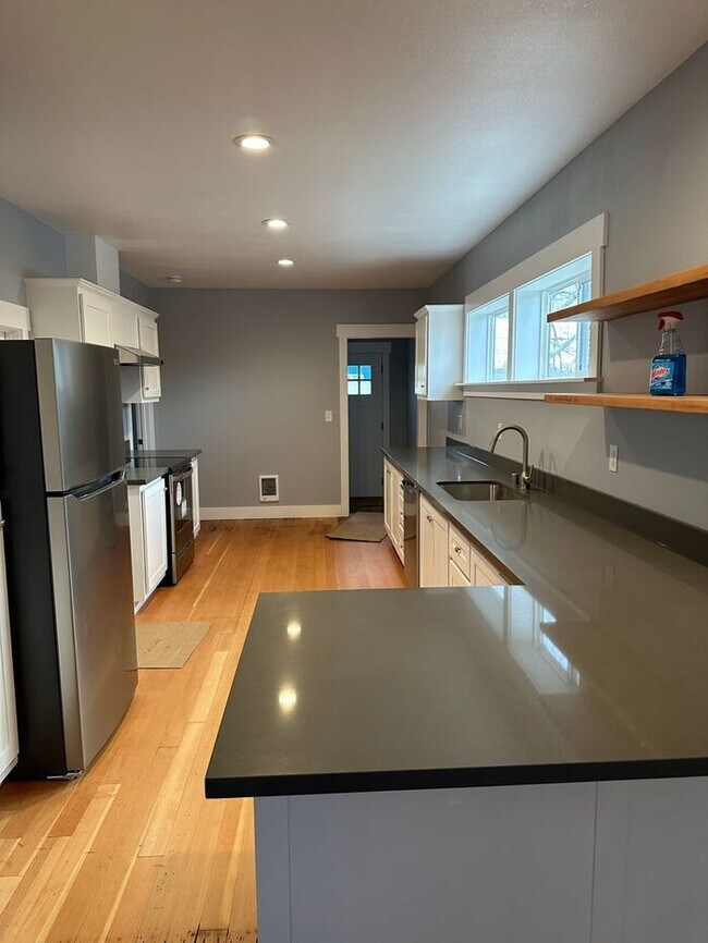 Foto del edificio - Beautifully remodeled 3 Bedroom 1 3/4 bath Home in Tacoma!