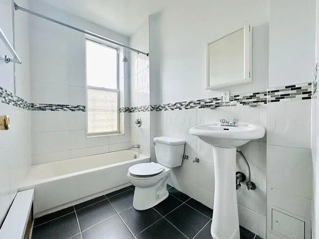 Foto del edificio - Furnished room/NOT APARTMENT